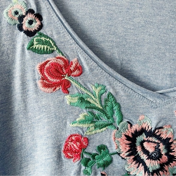 Garnet Hill Women’s Floral Embroidered V-Neck 3/4 Sleeve Tee Light Blue Large - Picture 3 of 9